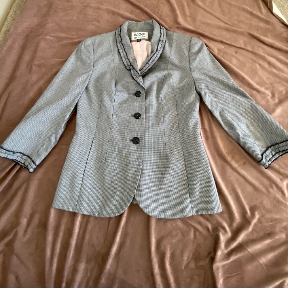 Vintage Kasper ASL Petite woman’s 3/4” Sleeve Fully lined jacket.  Size 2P. EUC